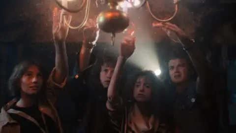 Still 6 of Stranger Things (S04-VOL 1 & 2) WEB-DL [Hindi DD5.1 & English] 1080p 720p 480p & 10Bit HEVC [ALL Episodes] | NF Series