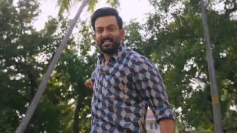 Still 6 of Guruvayoor Ambalanadayil (2024) WEB-DL [Hindi (ORG-DD5.1) & Malayalam] 4K 1080p 720p & 480p Dual Audio [x264/HEVC] HD