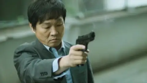 Still 8 of The Thieves (2012) BluRay [Hindi (ORG 2.0) & Korean] 1080p 720p & 480p Dual Audio [x264/10Bit-HEVC]