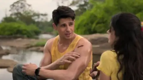 Still 3 of Param Sundari (2025) WEB-DL [Hindi DD5.1] 4K 1080p 720p & 480p [x264/HEVC]