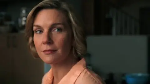 Still 4 of Pluribus (Season 1) WEB-DL [English DD5.1] 4K 1080p 720p & 480p [x264/ESubs] | APTV Series