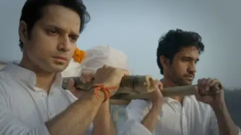Still 1 of Akkad Bakkad Rafu Chakkar (Season 1) WEB-DL [Hindi DD5.1] 1080p 720p & 480p x264/ESubs HD | ALL Episodes [Prime Series]