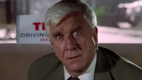 Still 2 of The Naked Gun: From the Files of Police Squad! (1988) BluRay [Hindi (DD2.0) & English] 1080p 720p & 480p Dual Audio [x264/10Bit-HEVC]