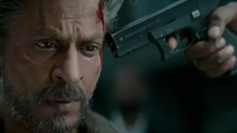 Still 10 of Jawan (2023) WEB-DL [Hindi DD5.1] 4K 1080p 720p & 480p [x264/10Bit-HEVC] | [Extended Cut]