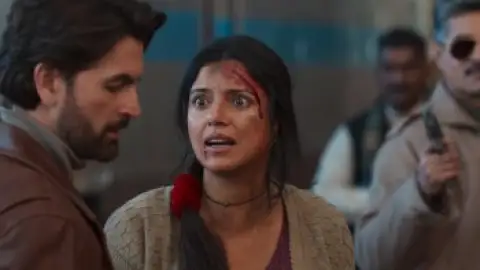 Still 8 of Ek Chatur Naar (2025) WEB-DL [Hindi DD5.1] 4K 1080p 720p & 480p [x264/HEVC]