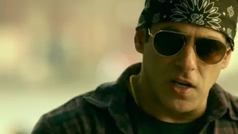 Still 3 of Radhe (2021) WEB-DL [Hindi DD5.1] 4K 1080p 720p & 480p [x264/HEVC]