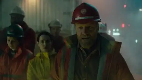 Still 5 of The Rig (Season 1) WEB-DL [Hindi (ORG 5.1) & English] Dual Audio 1080p 720p & 480p x264 DD5.1 | PrimeVideo Series