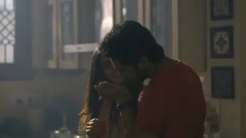 Still 3 of Akkad Bakkad Rafu Chakkar (Season 1) WEB-DL [Hindi DD5.1] 1080p 720p & 480p x264/ESubs HD | ALL Episodes [Prime Series]
