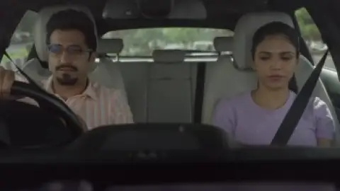 Still 8 of The Broken News (Season 2) WEB-DL [Hindi DD5.1] 1080p 720p & 480p [x264/ESubs] HD | ALL Episodes [ZEE5 Series]