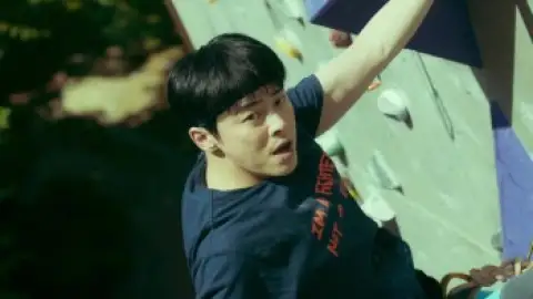 Still 1 of Exit (2019) BluRay [Hindi (ORG 2.0) & Korean] 1080p 720p & 480p Dual Audio [x264/10Bit-HEVC]
