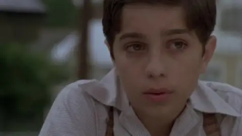 Still 4 of Lost in Yonkers (1993) WEB-DL [Hindi (DD2.0) & English] 1080p 720p & 480p Dual Audio [x264/10Bit-HEVC]
