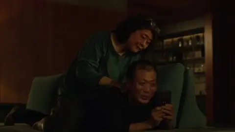 Still 5 of Parasite (2019) BluRay [Hindi (DD5.1) & Korean] 4K 1080p 720p & 480p Dual Audio [x264/10Bit-HEVC]