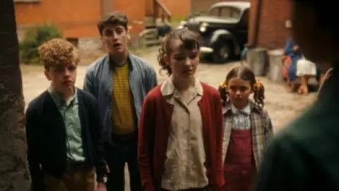 Still 6 of IT: Welcome to Derry (Season 1) WEB-DL [Hindi (DD2.0) & English] 4K 1080p 720p & 480p [x264/10Bit-HEVC] | [ALL Episodes] | HBO Series