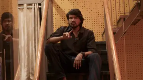 Still 1 of DD Returns (2023) WEB-DL [Hindi (ORG 5.1) + Tamil] 1080p 720p & 480p Dual Audio [x264/10Bit-HEVC]
