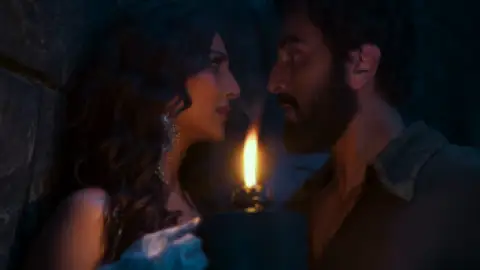Still 3 of ShamShera (2022) WEB-DL [Hindi DD5.1] 1080p 720p & 480p [x264/HEVC]