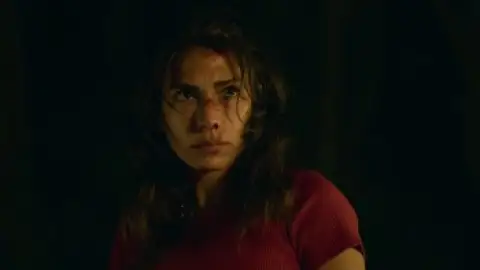 Still 4 of Who Is Erin Carter? (Season 1) WEB-DL [Hindi 5.1 & English] 1080p 720p & 480p [x264/HEVC] | [ALL Episodes] NF Series