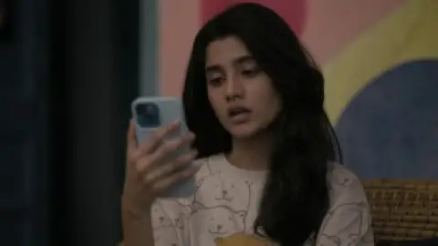 Still 5 of Gutar Gu (Season 2) WEB-DL [Hindi (DD5.1)] 1080p 720p & 480p x264 | AMZN Series