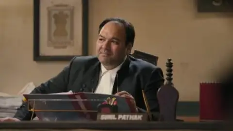 Still 1 of Maamla Legal Hai (Season 1) WEB-DL [Hindi DD5.1] 1080p 720p & 480p [x264/HEVC] HD | ALL Episodes [NetFlix Series]