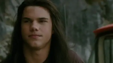 Still 4 of The Twilight Saga: New Moon (2009) BluRay [Hindi (ORG 2.0) & English] 1080p 720p & 480p [x264/10Bit-HEVC]