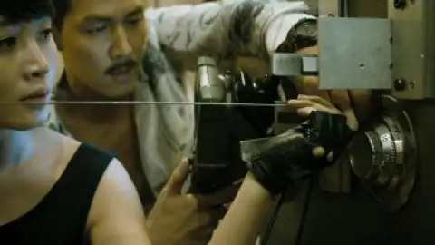 Still 5 of The Thieves (2012) BluRay [Hindi (ORG 2.0) & Korean] 1080p 720p & 480p Dual Audio [x264/10Bit-HEVC]