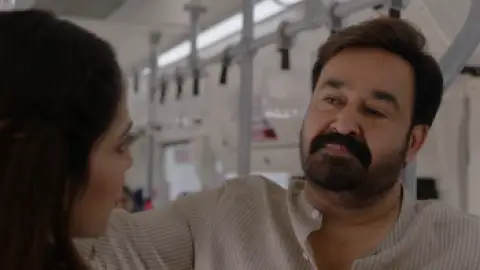 Still 6 of Hridayapoorvam (2025) DS4K WEB-DL [Hindi (DD5.1) & Malayalam] 4K 1080p 720p & 480p [x264/HEVC]