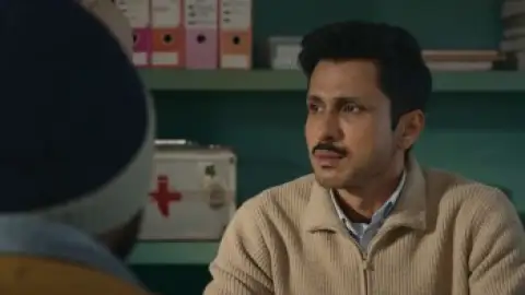 Still 1 of Gram Chikitsalay (Season 2) WEB-DL [Hindi DD5.1] 4K 1080p 720p & 480p [x264/ESubs] | AMZN Series