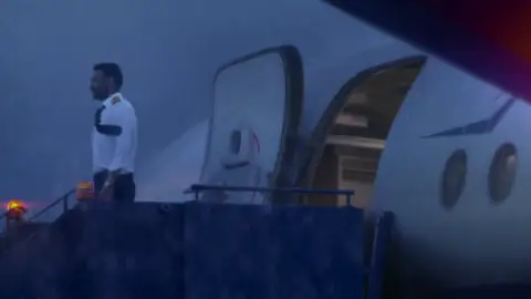 Still 4 of RunWay 34 (2022) WEB-DL [Hindi DD5.1] 1080p 720p & 480p [x264/HEVC] HD
