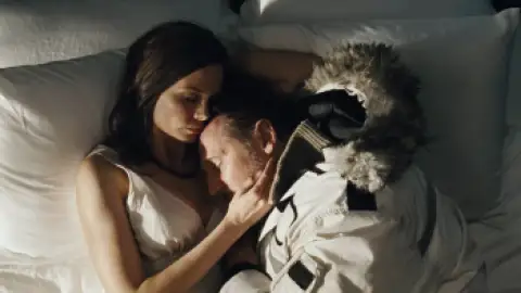 Still 8 of The Grey (2011) BluRay [Hindi (DD2.0) & English] 1080p 720p & 480p Dual Audio [x264/10Bit-HEVC]