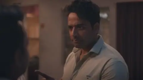 Still 6 of Gullak (Season 4) WEB-DL [Hindi DD5.1] 4K 1080p 720p & 480p [x264/HEVC] HD | ALL Episodes [SonyLiv Series]