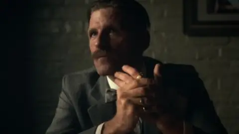 Still 3 of Peaky Blinders (Season 1) BluRay [Hindi (DD2.0) & English] 1080p 720p & 480p [x264/10Bit-HEVC] | [ALL Episodes] | TV Series