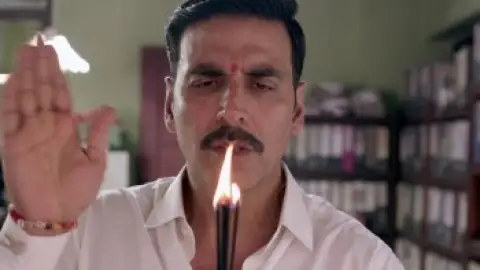 Still 1 of Jolly LLB 2 (2017) BluRay [Hindi DD5.1] 1080p 720p & 480p [x264/HEVC]