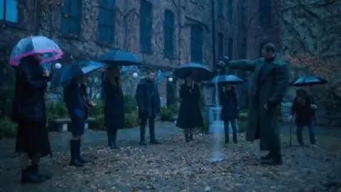 Still 4 of The Umbrella Academy (Season 3) WEB-DL [Hindi 5.1 & English] 720p & 480p x264/10Bit HEVC [ALL Episodes] | NF Series