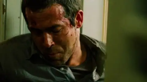 Still 2 of Safe House (2012) BluRay [Hindi (ORG 5.1) + English] 1080p 720p & 480p Dual Audio [x264/ESubs]