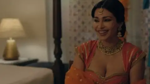 Still 8 of Akkad Bakkad Rafu Chakkar (Season 1) WEB-DL [Hindi DD5.1] 1080p 720p & 480p x264/ESubs HD | ALL Episodes [Prime Series]