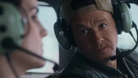 Still 8 of Flight Risk (2025) BluRay [Hindi (DD5.1) & English] 4K 1080p 720p & 480p Dual Audio [x264/10Bit-HEVC]
