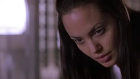 Still 2 of Lara Croft: Tomb Raider (2001) BluRay [Hindi (DD5.1) & English] 1080p 720p & 480p Dual Audio [x264/10Bit-HEVC]