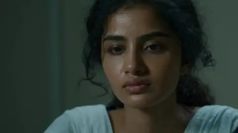 Still 3 of JSK – Janaki V vs State of Kerala (2025) WEB-DL [Hindi (DD5.1) & Malayalam] 4K 1080p 720p & 480p [x264/HEVC]