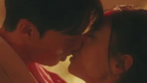 Still 6 of Dynamite Kiss (Season 1) WEB-DL [Hindi (2.0) & Korean] 1080p 720p & 480p Dual Audio [x264/ESubs] | NF Series | ALL EPiSODES