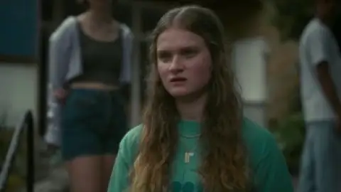 Still 4 of Playing Gracie Darling (Season 1) WEB-DL [Hindi (DD5.1) & English] 1080p 720p & 480p Dual Audio [x264/ESubs] | NF Series