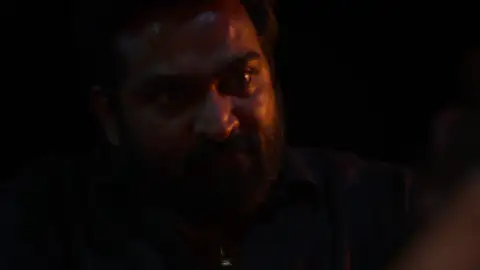 Still 6 of Muthu Alias Kaattaan (Season 1) DS4K WEB-DL [Hindi (DD5.1) & Tamil] 4K 1080p 720p & 480p [x264/10Bit-HEVC] | [ALL Episodes] | HotStar Series