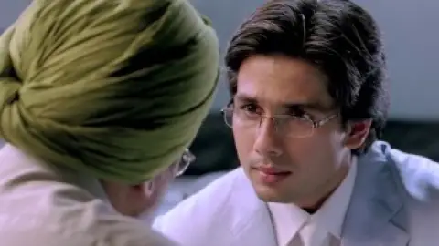 Still 4 of Jab We Met (2007) BluRay [Hindi DD5.1] 1080p 720p & 480p [x264/HEVC]