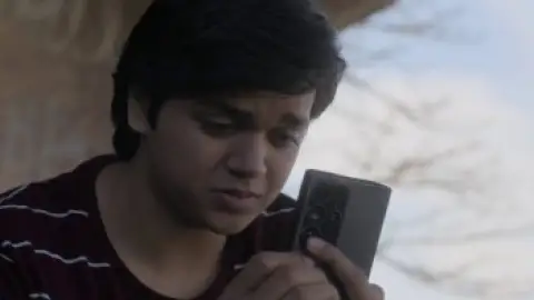Still 6 of Gutar Gu (Season 2) WEB-DL [Hindi (DD5.1)] 1080p 720p & 480p x264 | AMZN Series